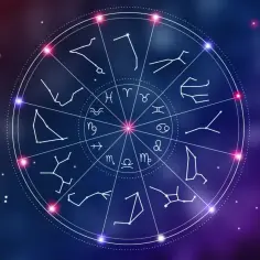 Zodiak z symbolami, w tym Bliźniąt i Ryb, na tle kosmosu.