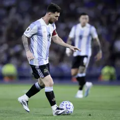 Piłkarz Lionel Messi w koszulce Argentyny prowadzi piłkę. Ile Messi ma lat? W 2023 roku skończył 36 lat.