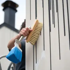 Skuteczne sposoby na usunięcie czarnych plam na kominie bez ryzyka