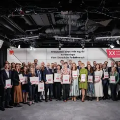 Grupa ludzi odbiera nagrody na uroczystości wręczenia XX Rankingu Firm i Doradców Podatkowych.