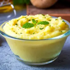 Puszyste puree ziemniaczane, idealne do obiadu. Dowiedz się, jak zrobić puree ziemniaczane krok po kroku.