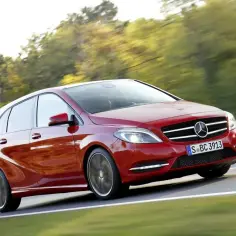 Czerwony Mercedes Klasa B w ruchu. Wiele osób szuka opinii o tym modelu, a ten egzemplarz wygląda świetnie.