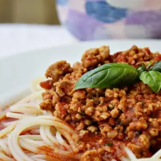 Szybkie spaghetti z pomidorów z puszki - prosty przepis na obiad