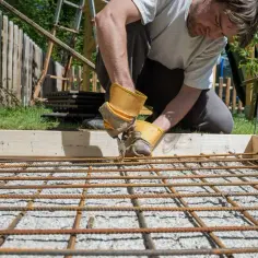 Jak skutecznie zbroić płytę fundamentową pod garaż, aby uniknąć pęknięć