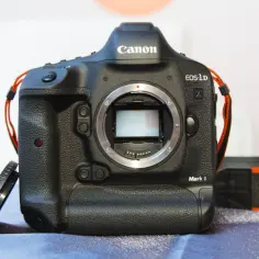 Profesjonalny aparat Canon EOS-1D Mark II. Chcesz wiedzieć, jak sprawdzić przebieg aparatu Canon? Ten model to świetny wybór dla zaawansowanych fotografów.