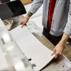 Na jakim papierze drukować plakaty, aby uzyskać najlepszy efekt?