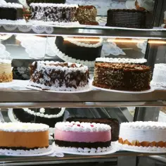 Ile kosztuje tort 1,5 kg? Poznaj ceny i czynniki wpływające na koszt