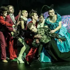 Komedie w teatrach Warszawa – aktualne spektakle, które musisz zobaczyć