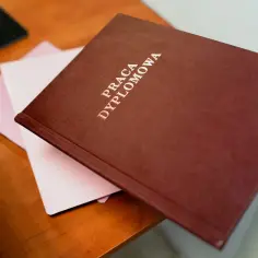 Ile trwa drukowanie pracy dyplomowej? Czas, który musisz znać