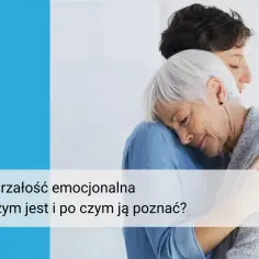 Dojrzałość emocjonalna w uścisku dwóch kobiet. Młodsza obejmuje starszą, która opiera głowę na jej ramieniu.