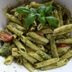 Penne z pesto bazyliowym: szybki przepis na pyszne danie wegetariańskie