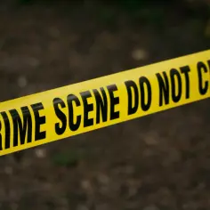 Żółta taśma z napisem "CRIME SCENE DO NOT CROSS". Zastanawiasz się, ile zarabia się po kryminalistyce?