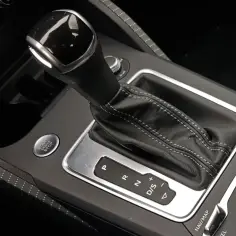 Dźwignia zmiany biegów w samochodzie z automatyczną skrzynią. Pokażę Ci, jak ruszyć automatem, gdy masz przycisk "Start/Stop Engine".