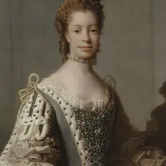 Portret królowej Charlotty w bogatej sukni i biżuterii, obok kolumny.