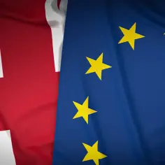 Flagi Wielkiej Brytanii i Unii Europejskiej obok siebie. Dyskutujemy o przyszłości roamingu w UK.