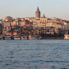 Widok na Stambuł, największe miasto w Europie, z wieżą Galata i statkami na wodzie.