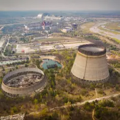Opuszczone chłodnie kominowe elektrowni atomowej, widok z lotu ptaka. To miejsce przypomina o tragicznych skutkach Czarnobyla.