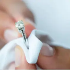 Jak dbać o biżuterię, aby uniknąć uszkodzeń i zachować blask?