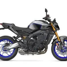 Szary motocykl Yamaha MT-09 z niebieskimi felgami i złotym zawieszeniem. Poznaj jego yamaha mt-09 dane techniczne.