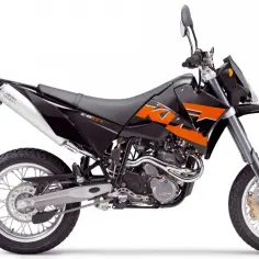 Czarny motocykl KTM LC4 640 z pomarańczowymi akcentami, idealny do jazdy po mieście i w terenie. Sprawdź jego dane techniczne!