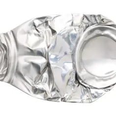 Zgnieciona puszka po napoju, wykonana z aluminium. Cena za kg tego surowca jest zmienna.