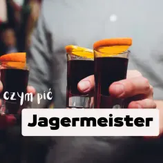 Trzy kieliszki Jägermeistera z plasterkiem pomarańczy, idealne do picia z czymś orzeźwiającym.