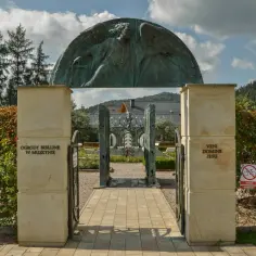 Brama do Ogrodów Biblijnych w Muszynie, idealne miejsce na weekendowe atrakcje. Monumentalny anioł nad wejściem zaprasza do zwiedzania.