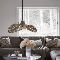 Stylowe lampy do salonu wiszące z plecionki tworzą przytulną atmosferę nad szarą kanapą.