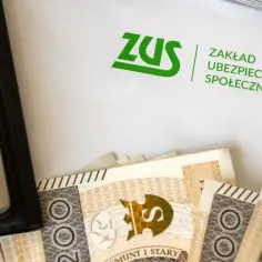 Kalkulator, pieniądze i dokument ZUS. Sprawdzanie renty alkoholowej warunki.