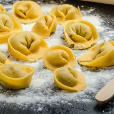 Makaron tortellini z czym podawać – najlepsze sosy i dodatki, które zachwycą