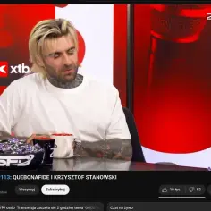 Quebonafide w programie "Godzina Zero". Widać jego charakterystyczny wzrost i tatuaże.