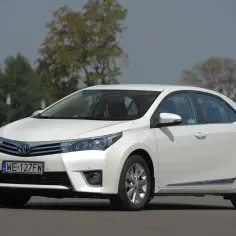 Biała Toyota Corolla 1.6 benzyna z polskimi tablicami WE 127FW zaparkowana na zewnątrz.