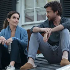 Jason Bateman i Tina Fey siedzą na dachu, rozmawiając. To scena z jednego z jego filmów, seriali lub programów.