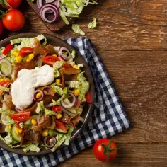 Ile kalorii ma sałatka gyros? Zaskakujące różnice w kaloryczności