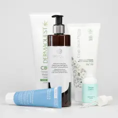 Zestaw kosmetyków do pielęgnacji, w tym emulsja micelarna, krem i serum. Wśród nich produkty, które mogą wspomagać leczenie trądziku, np. z izotretynoiną.