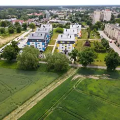 Nowoczesne leszno mieszkania zlokalizowane blisko zielonych pól. Widok z lotu ptaka na osiedle.