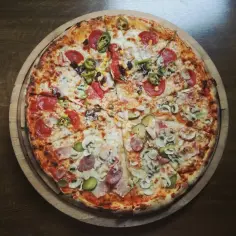 Duża pizza z salami, kukurydzą, jalapeno i pieczarkami. Zastanawiasz się, ile kalorii ma duża pizza?