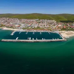 Port w Świętym Vlasie, z jachtami i plażą, to idealne miejsce, by zobaczyć, co warto zobaczyć w okolicy.