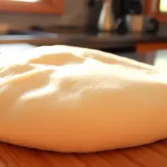 Ile powinno rosnąć ciasto na pizzę, aby uzyskać idealny smak?
