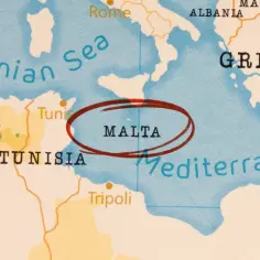 Malta wyspa do kogo należy? Mapa pokazuje Maltę, małą wyspę na Morzu Śródziemnym, między Tunezją a Grecją.