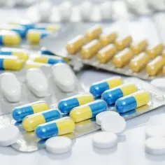 Leki w blistrach i tabletki. Niepokój ruchowy może być łagodzony przez odpowiednie leki, takie jak te widoczne na zdjęciu.