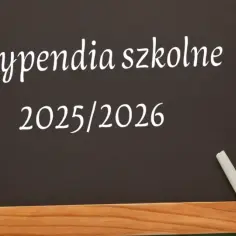 Tablica z napisem "Stypendia szkolne 2025/2026". Obok przybory szkolne, zeszyty i kredki. Czy zasiłek rodzinny wlicza się do stypendium szkolnego?