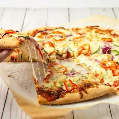 Palce się lizać! Ta pizza z warzywami i ciągnącym serem to najlepsza pizza przepis, jaki kiedykolwiek jadłeś.