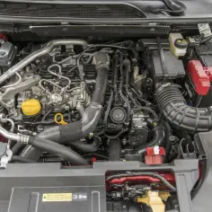Silnik 1.3 tce z turbosprężarką, widok z góry. Widać przewody, akumulator i elementy układu dolotowego.