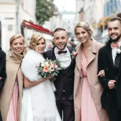 Zimowy ślub cywilny: Elegancja i ciepło. Stylizacje dla Panny Młodej i gości