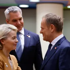 Ursula von der Leyen i Donald Tusk rozmawiają, w tle Karl Nehammer.