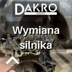 W warsztacie DAKRO SERVICE trwa wymiana silnika. Widoczny jest rozebrany silnik i samochód na podnośniku.