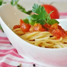 Najlepsze sosy do spaghetti w Biedronce - które warto wybrać?