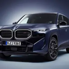 Nowe BMW XM w ciemnoniebieskim kolorze, z charakterystycznym grillem i sportowymi felgami.