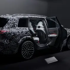 Prototyp Audi Q9 z otwartymi drzwiami, widoczne białe fotele i czerwone akcenty.